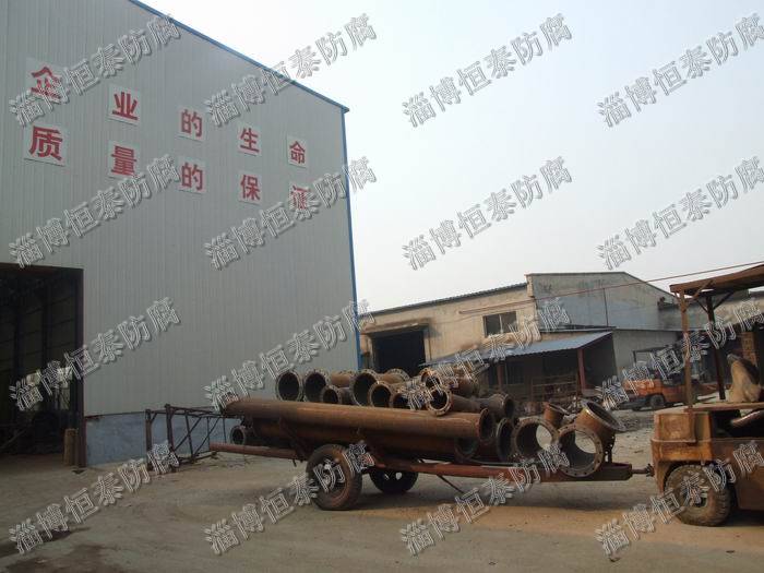 公司鉚焊車間（左），精工四氟車間（右）